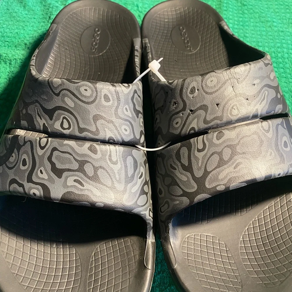 OOFOS Gray Patterned Men's Sandals size 13